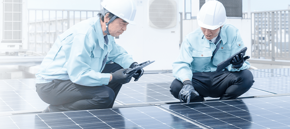 作業員の太陽光発電システム点検風景